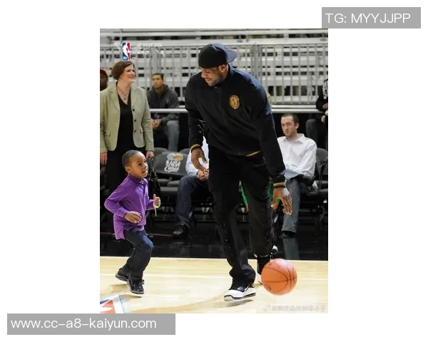 詹姆斯与儿子布朗尼打高尔夫分享珍贵亲子时光感悟人生乐趣