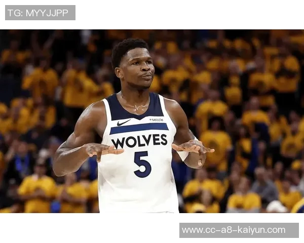 媒体人分析爱德华兹进攻端表现提升展现出更强自信心与关键时刻阅读能力