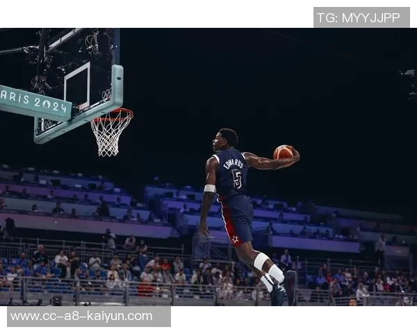 媒体人分析爱德华兹进攻端表现提升展现出更强自信心与关键时刻阅读能力